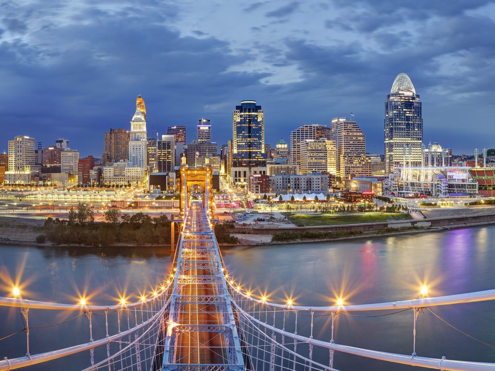 Cincinnati, Ohio skyline at dusk